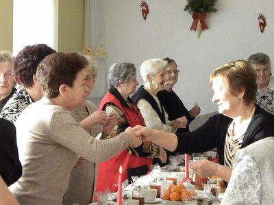 3 Uczestnicy przełamali sie opłatkirem. 